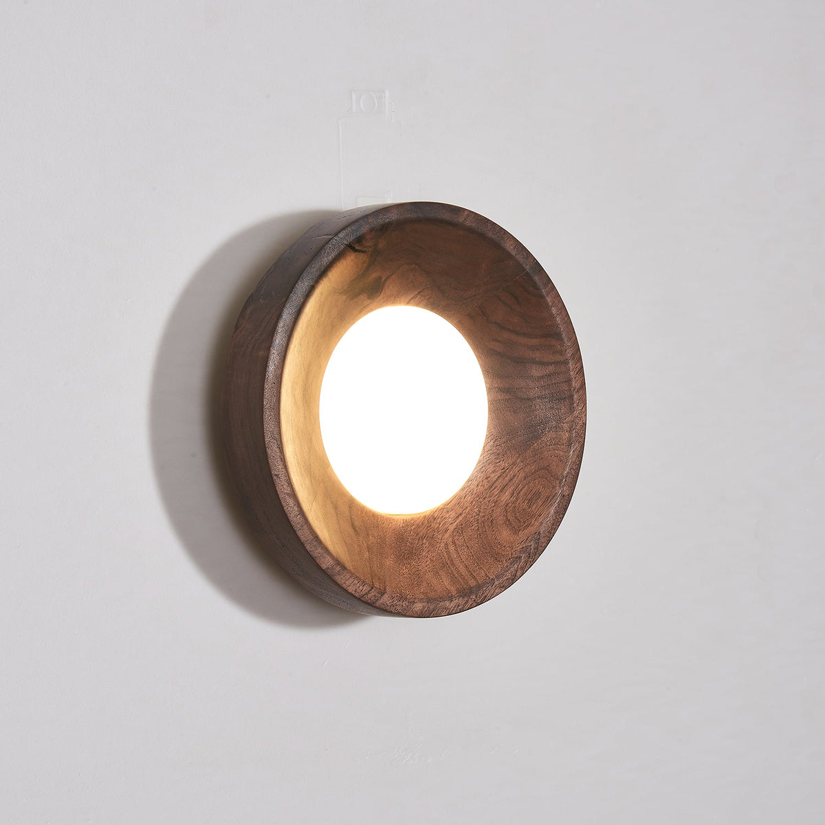 Aldaora Wandleuchte aus Walnuss-Holz mit Acryl-Lichtquelle