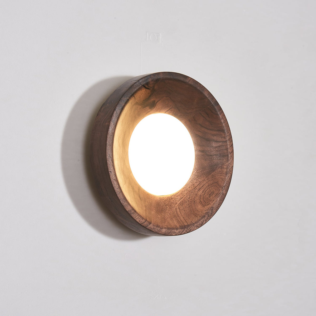 Aldaora Wandleuchte aus Walnuss-Holz mit Acryl-Lichtquelle