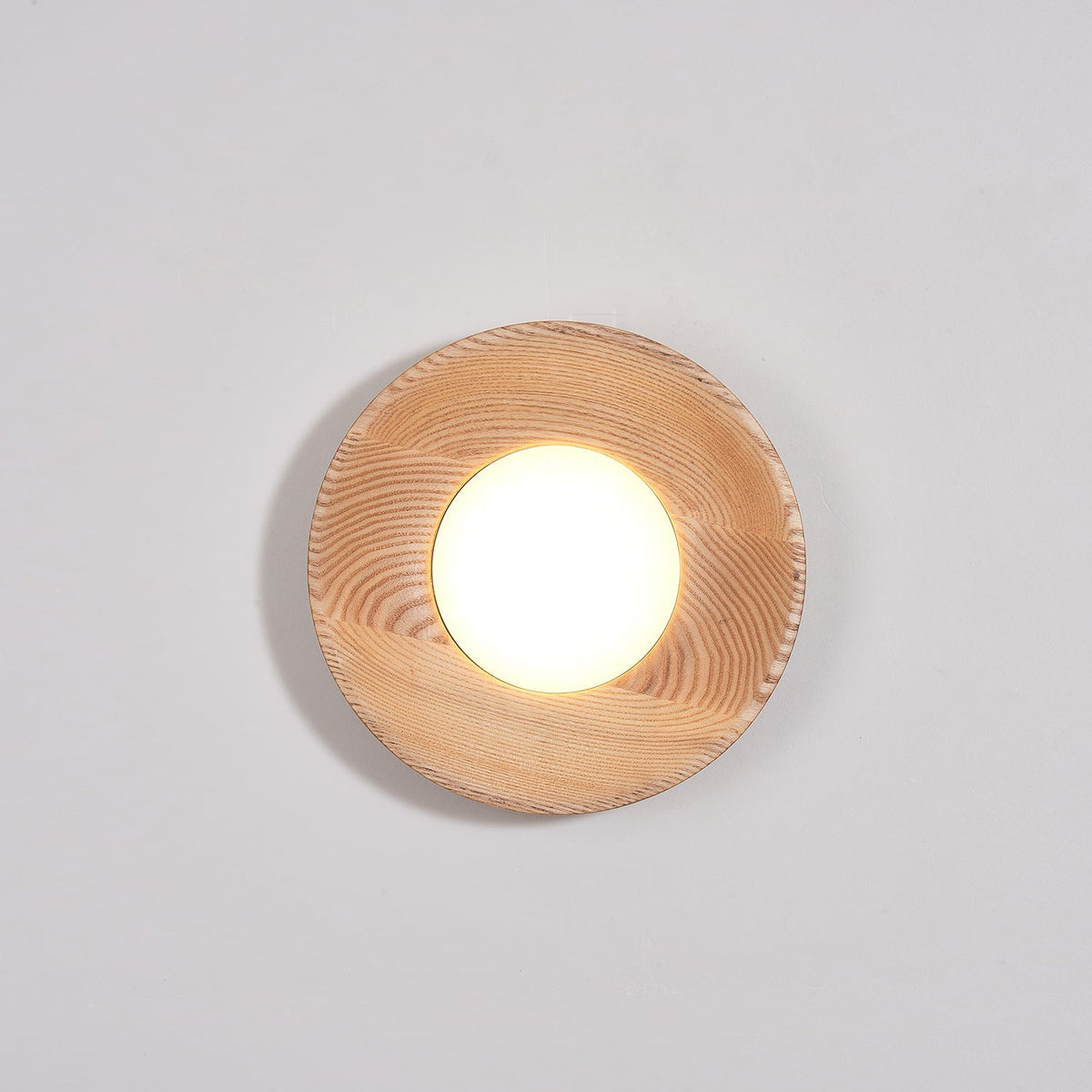 Aldaora Wandleuchte aus Walnuss-Holz mit Acryl-Lichtquelle