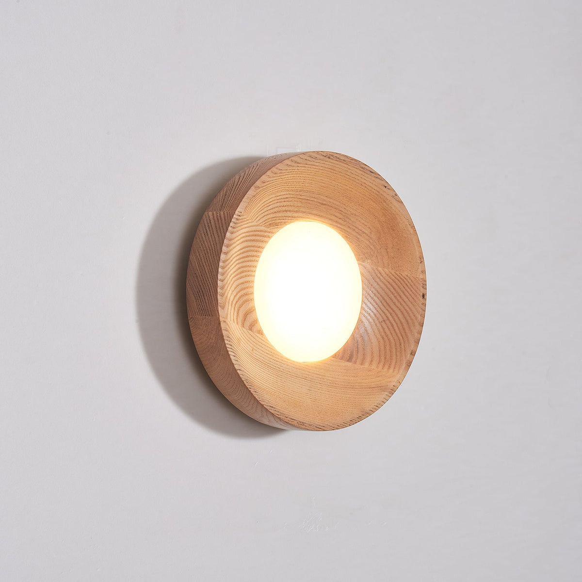 Aldaora Wandleuchte aus Walnuss-Holz mit Acryl-Lichtquelle