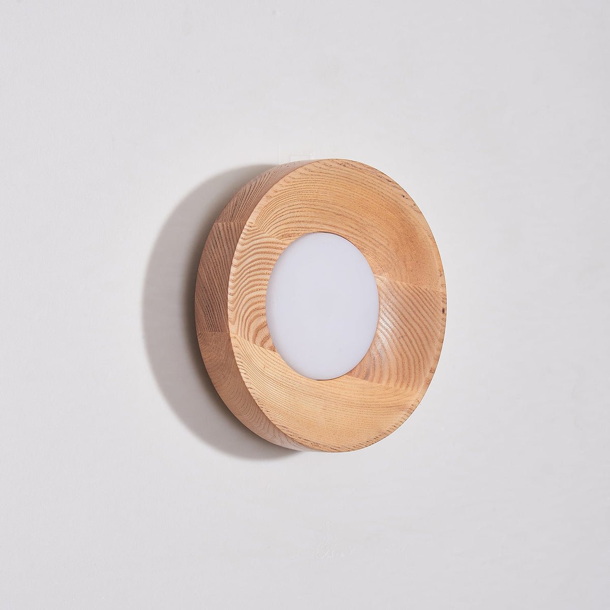 Aldaora Wandleuchte aus Walnuss-Holz mit Acryl-Lichtquelle