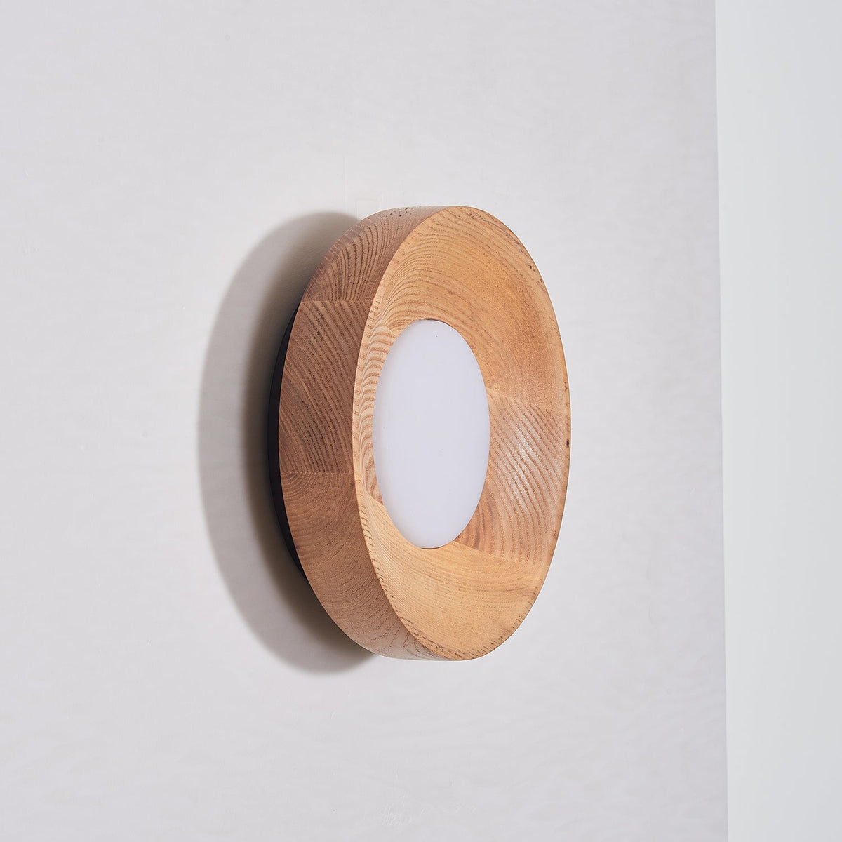 Aldaora Wandleuchte aus Walnuss-Holz mit Acryl-Lichtquelle