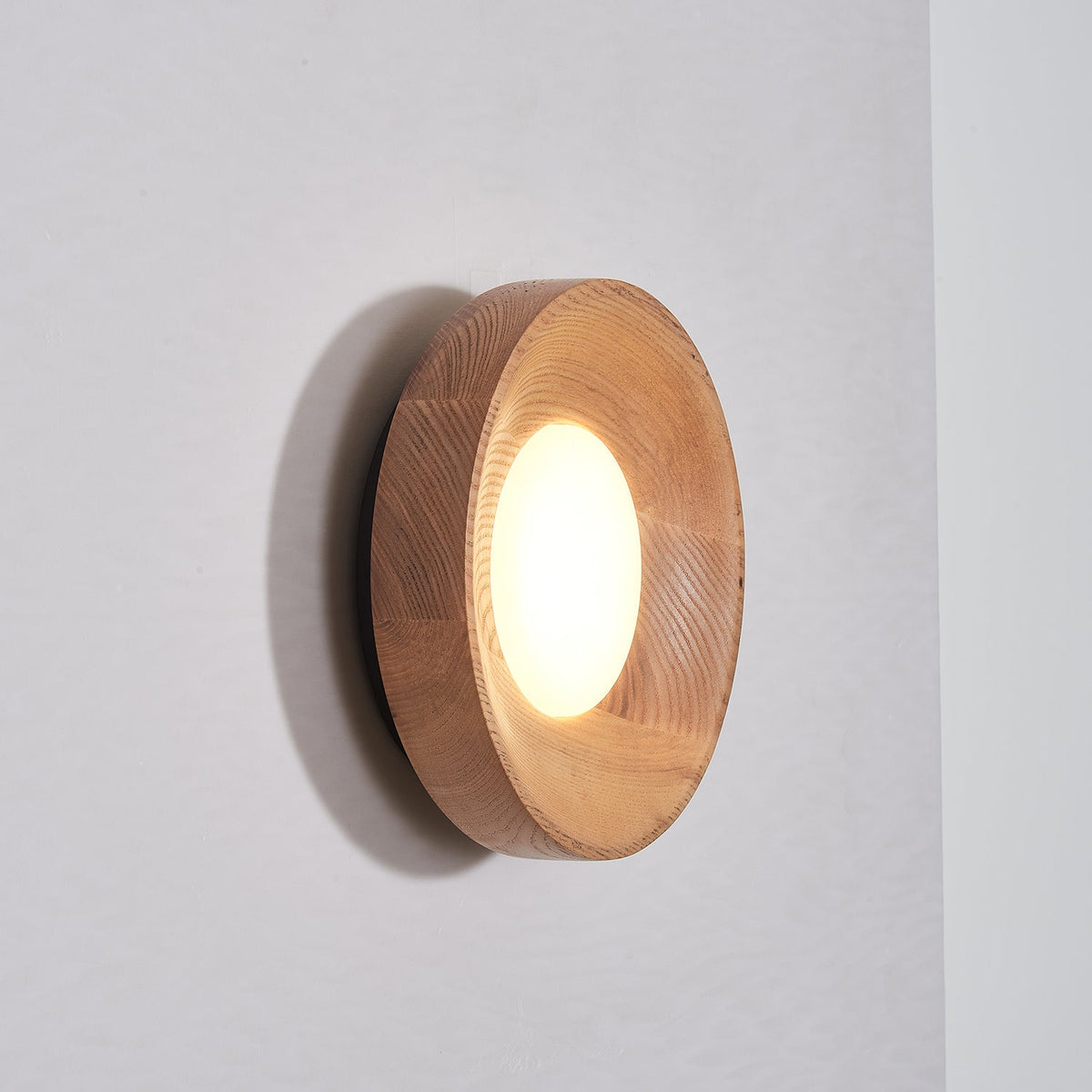 Aldaora Wandleuchte aus Walnuss-Holz mit Acryl-Lichtquelle