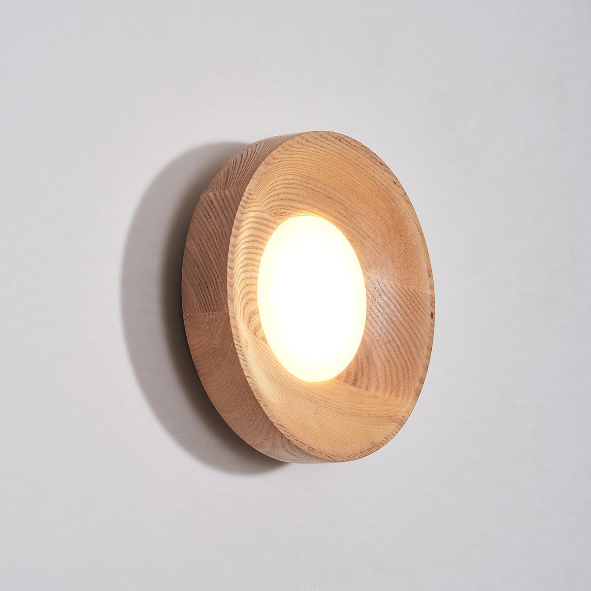 Aldaora Wandleuchte aus Walnuss-Holz mit Acryl-Lichtquelle