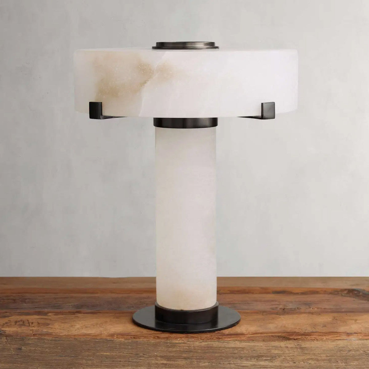 Avenuaya Tischleuchte aus Alabaster in Kieselsteinform