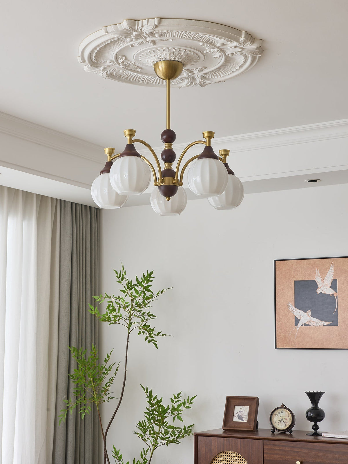 Illoros Kronleuchter im traditionellen Stil mit Eleganz aus Holz
