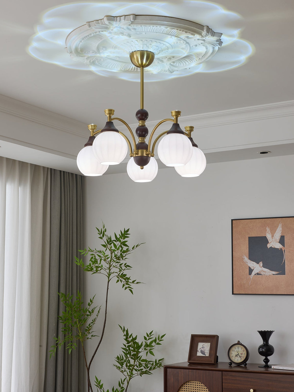 Illoros Kronleuchter im traditionellen Stil mit Eleganz aus Holz