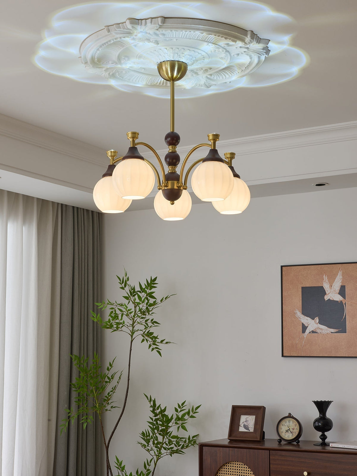 Illoros Kronleuchter im traditionellen Stil mit Eleganz aus Holz