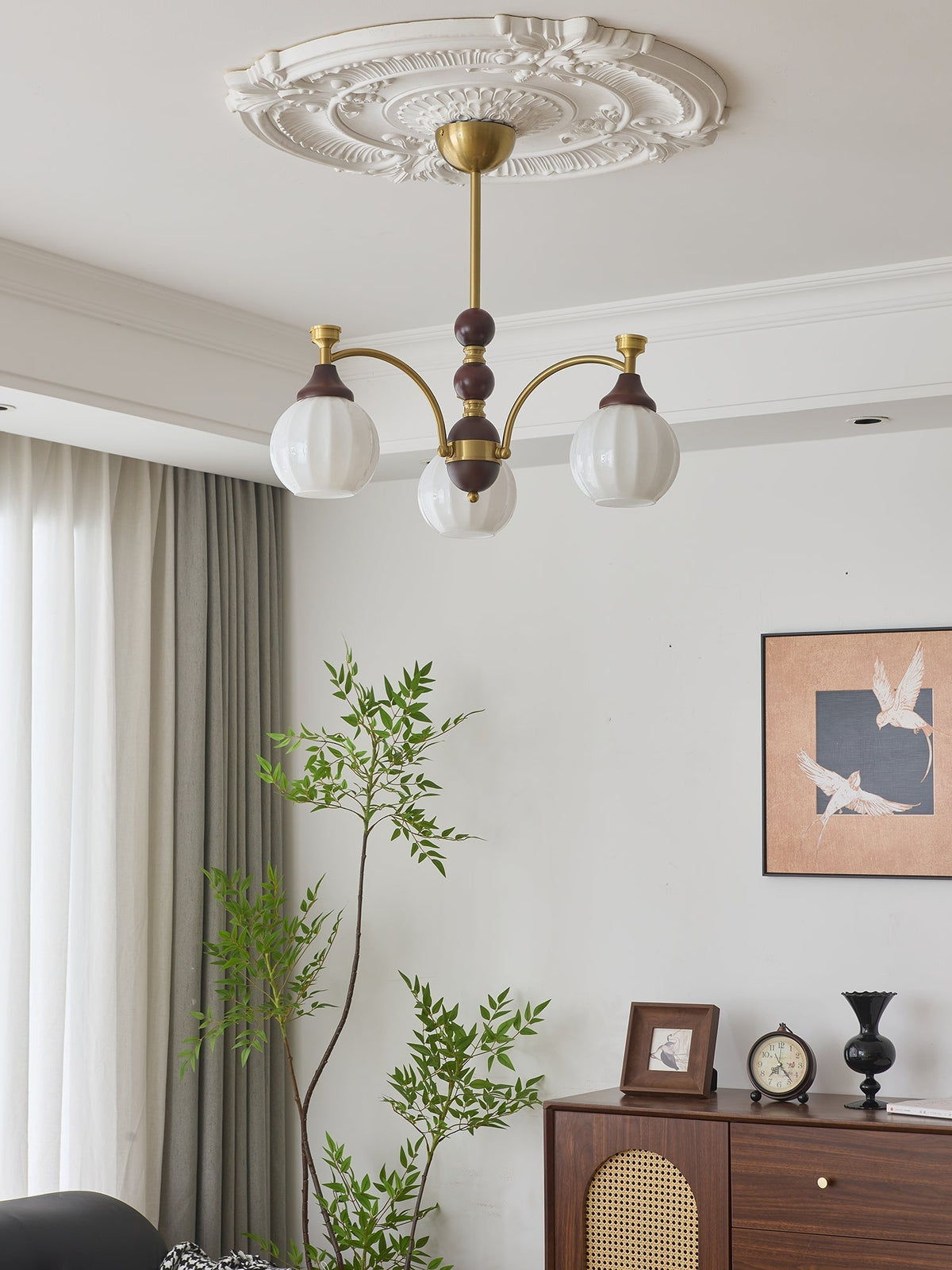 Illoros Kronleuchter im traditionellen Stil mit Eleganz aus Holz