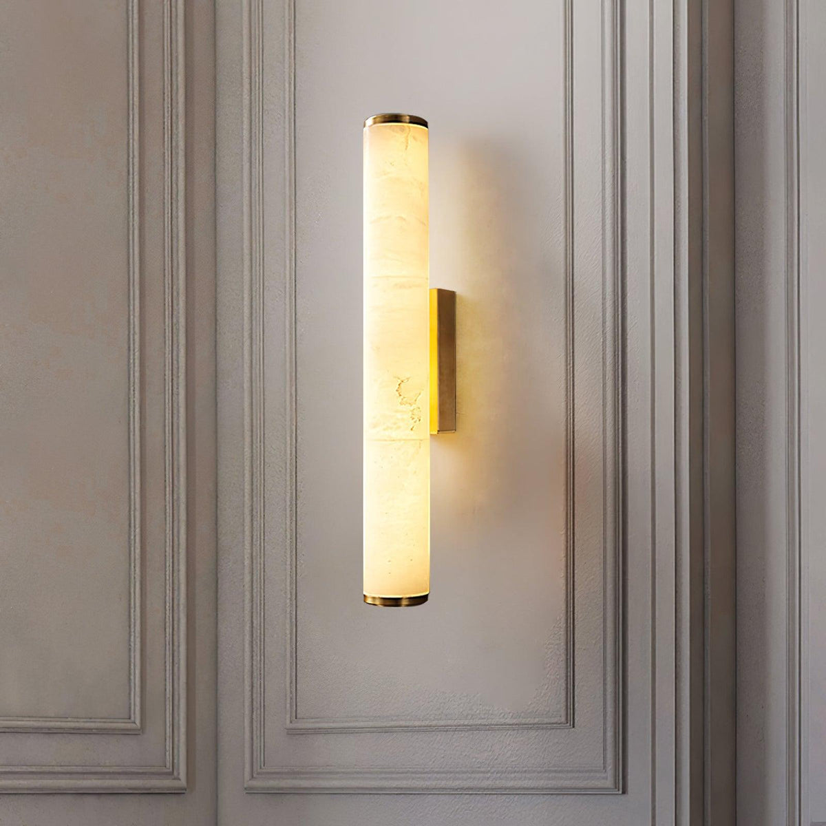 Klyr Vertikale zylindrische Alabaster-Wandleuchte