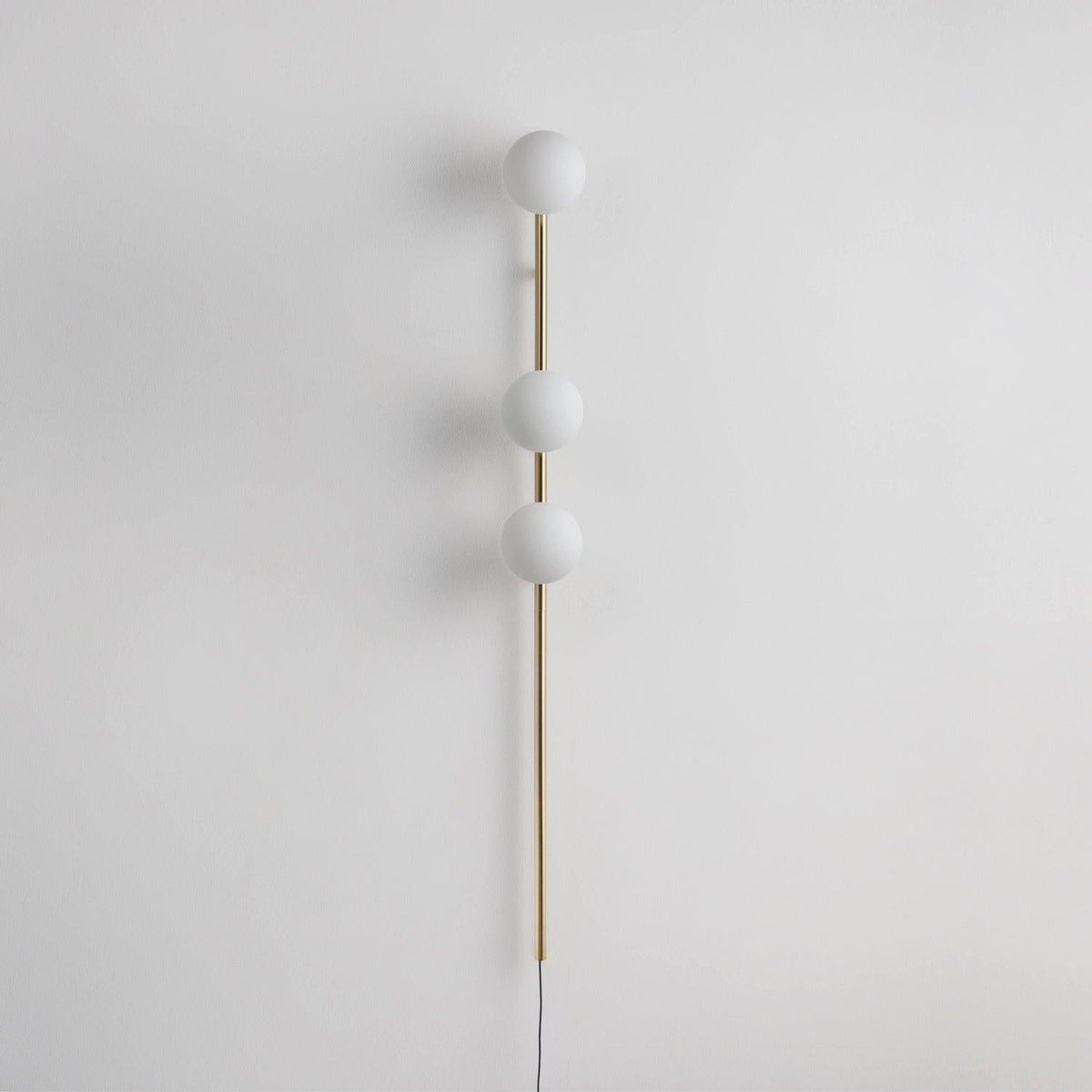 Ultheia zeitgenössische minimalistische Wandleuchte aus Glas in Kieselsteinform