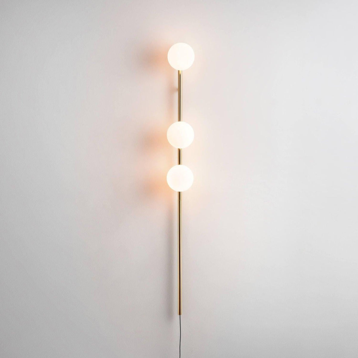 Ultheia zeitgenössische minimalistische Wandleuchte aus Glas in Kieselsteinform