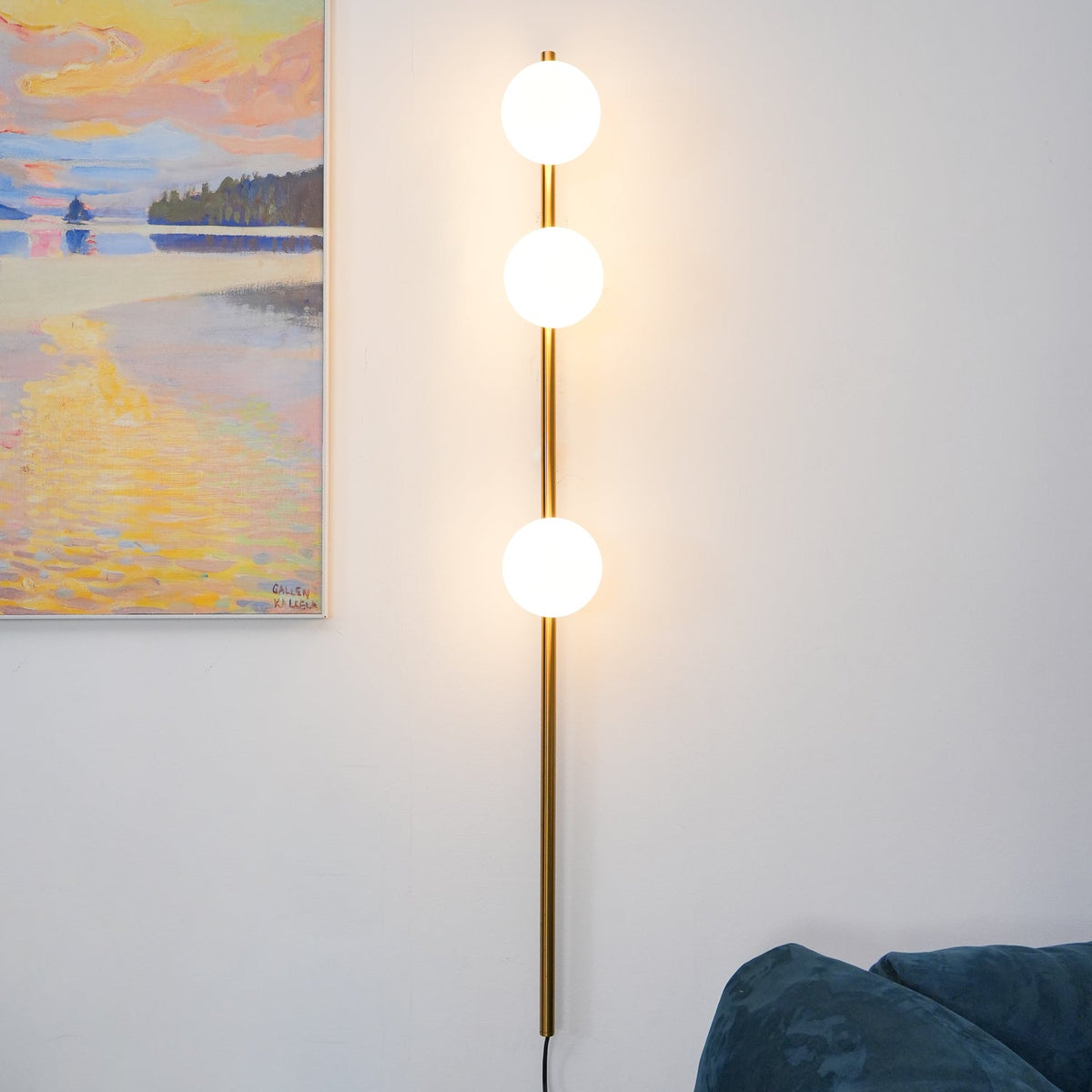 Ultheia zeitgenössische minimalistische Wandleuchte aus Glas in Kieselsteinform
