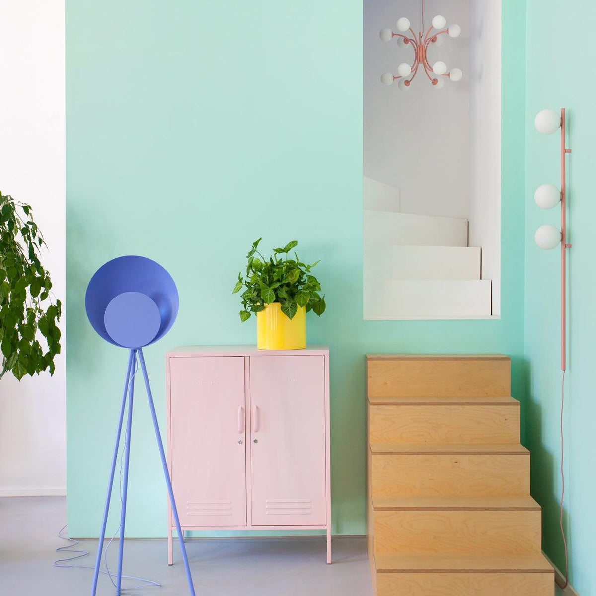 Ultheia zeitgenössische minimalistische Wandleuchte aus Glas in Kieselsteinform