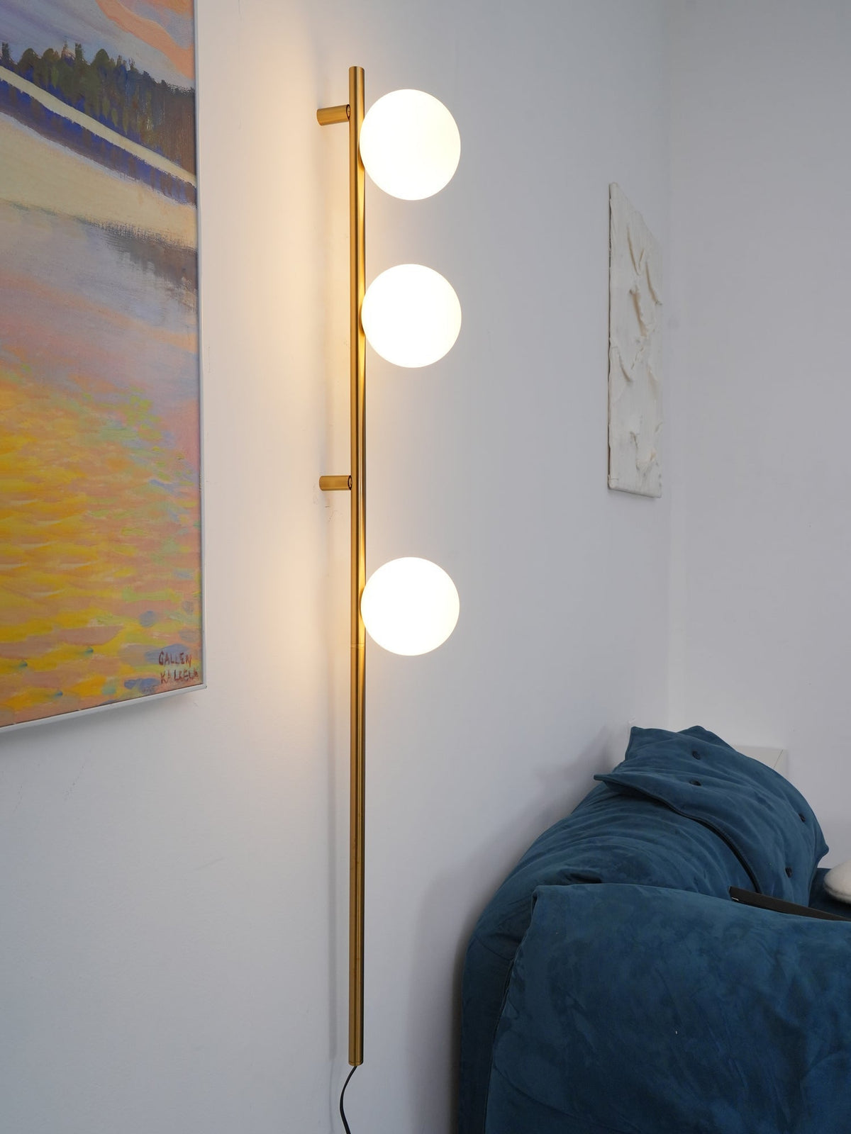 Ultheia zeitgenössische minimalistische Wandleuchte aus Glas in Kieselsteinform