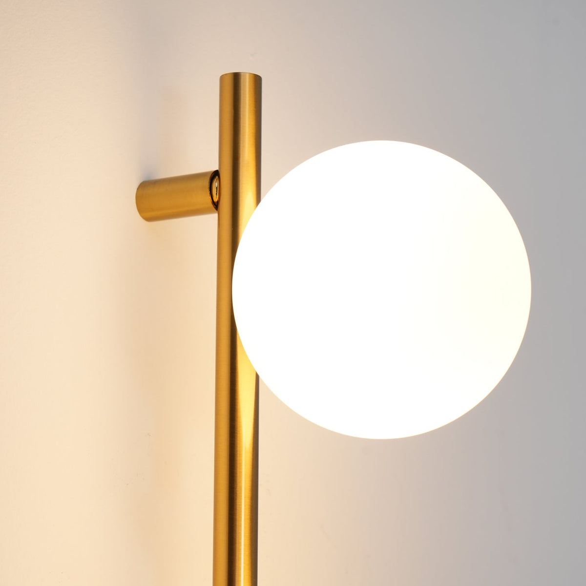 Ultheia zeitgenössische minimalistische Wandleuchte aus Glas in Kieselsteinform