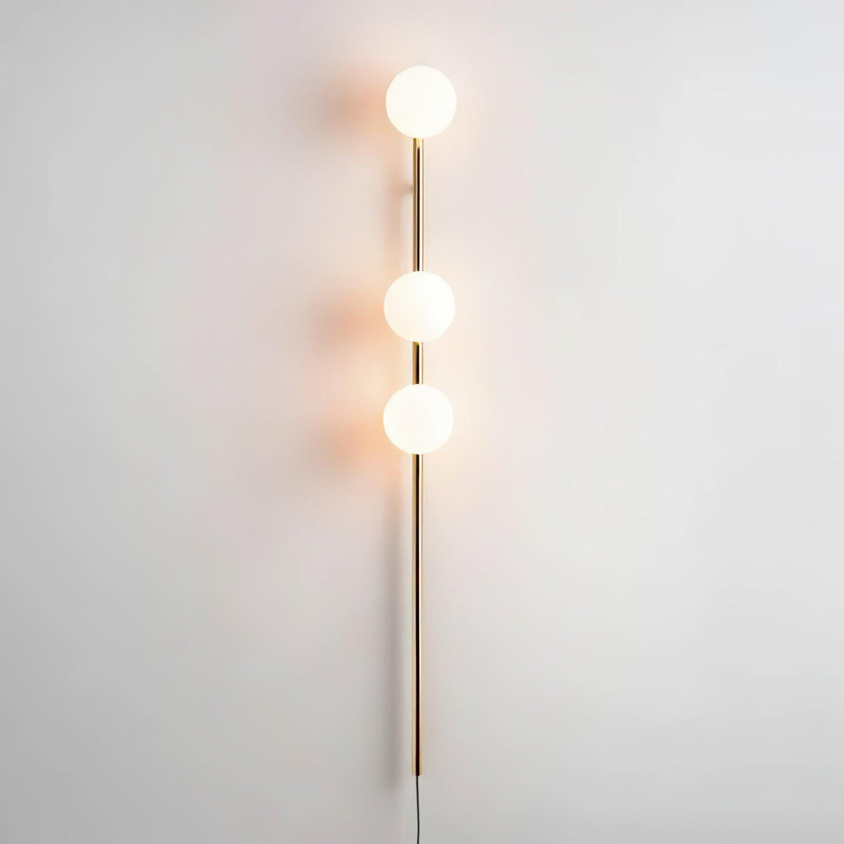 Ultheia zeitgenössische minimalistische Wandleuchte aus Glas in Kieselsteinform