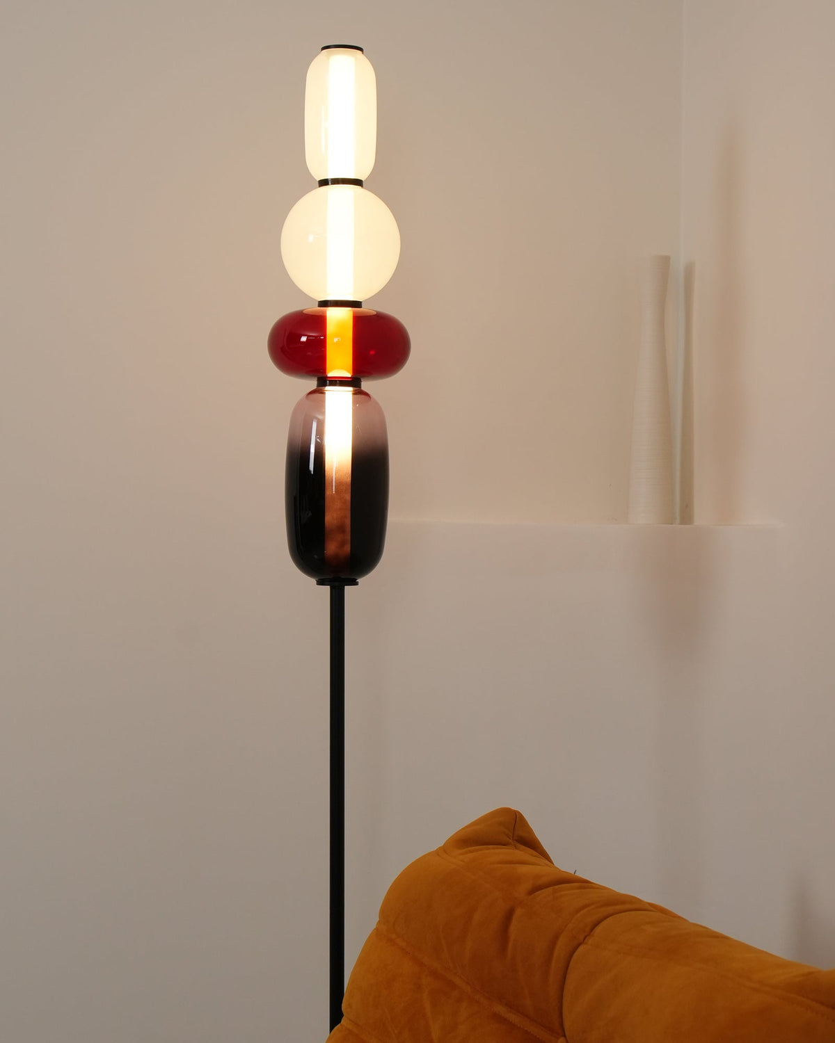 Velarelle Stehleuchte aus Glas in Kieselsteinform