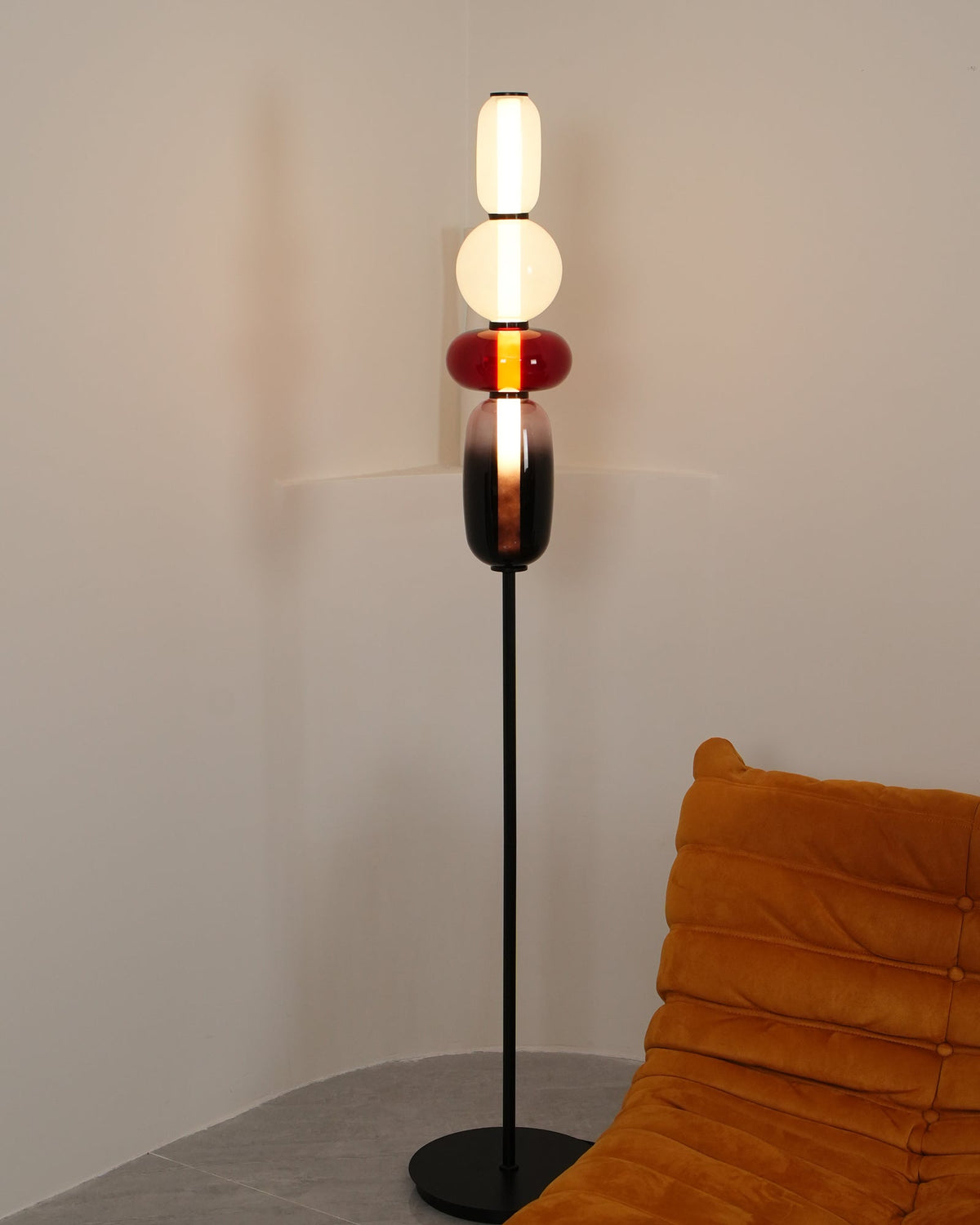 Velarelle Stehleuchte aus Glas in Kieselsteinform