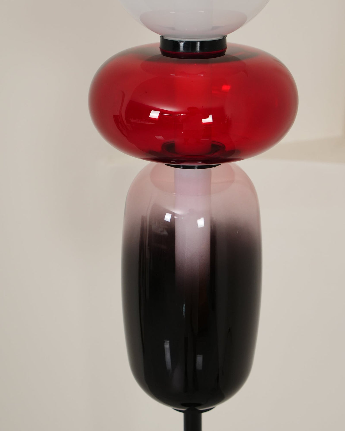 Velarelle Stehleuchte aus Glas in Kieselsteinform
