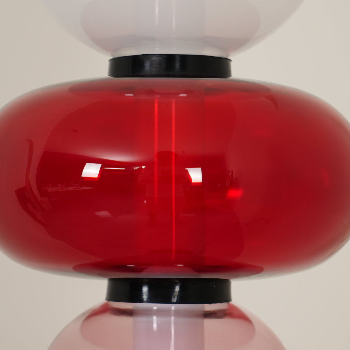 Velarelle Stehleuchte aus Glas in Kieselsteinform