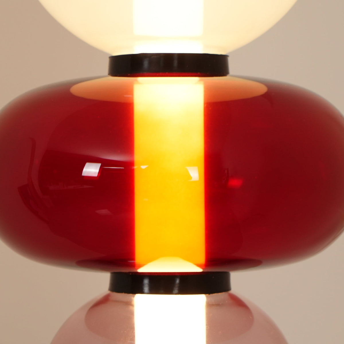 Velarelle Stehleuchte aus Glas in Kieselsteinform