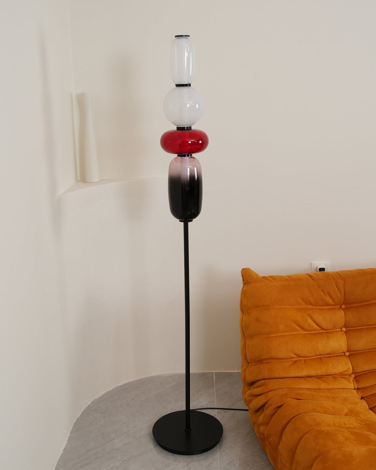 Velarelle Stehleuchte aus Glas in Kieselsteinform