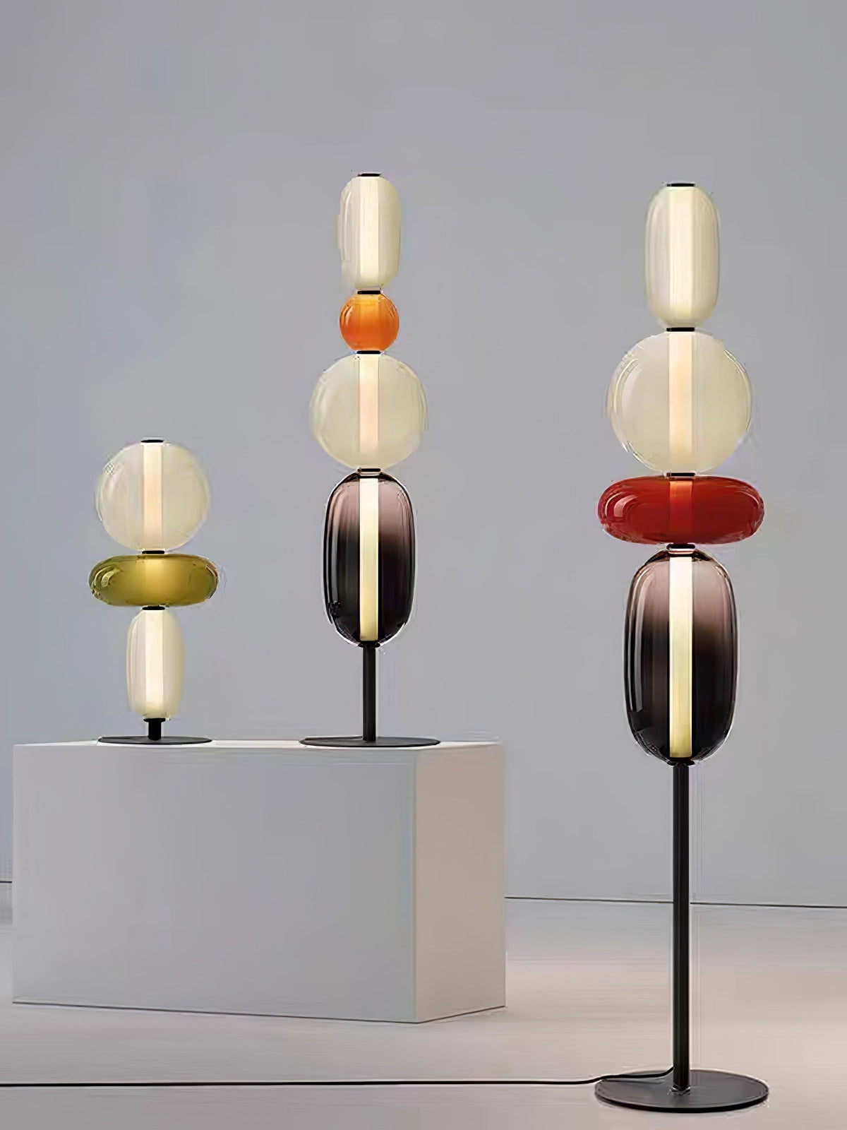 Velarelle Stehleuchte aus Glas in Kieselsteinform