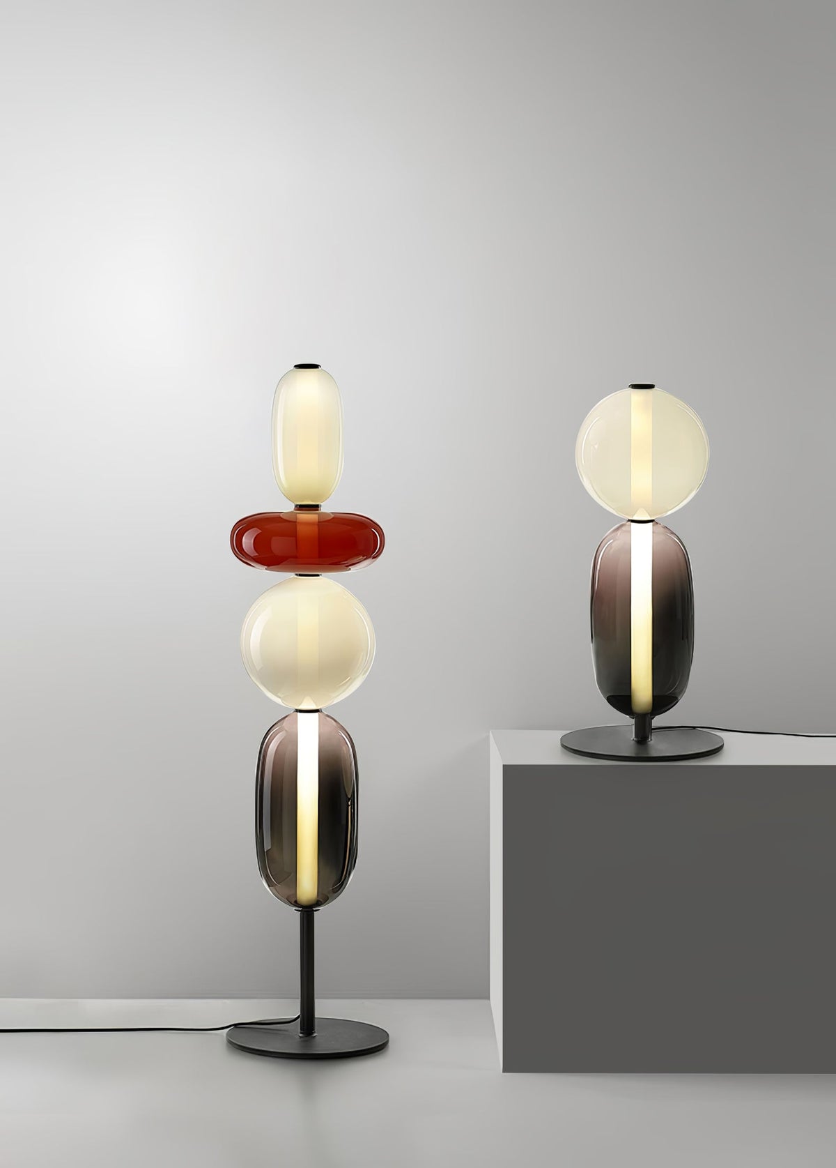 Velarelle Stehleuchte aus Glas in Kieselsteinform