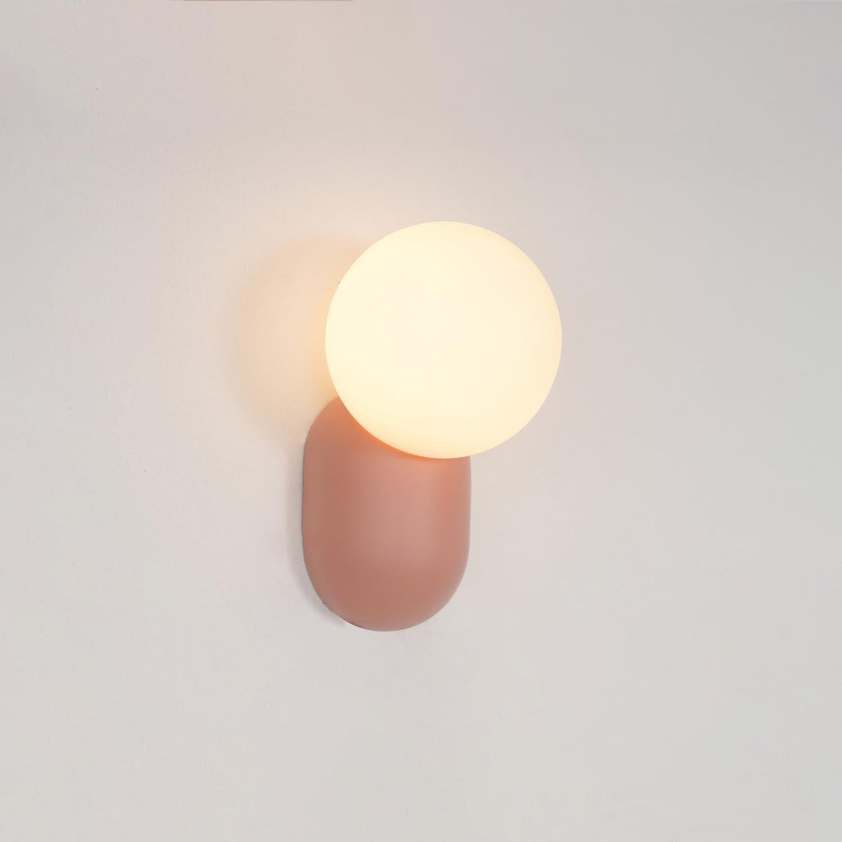 Nelo Minimalistische Wandleuchte mit Kugelschirm