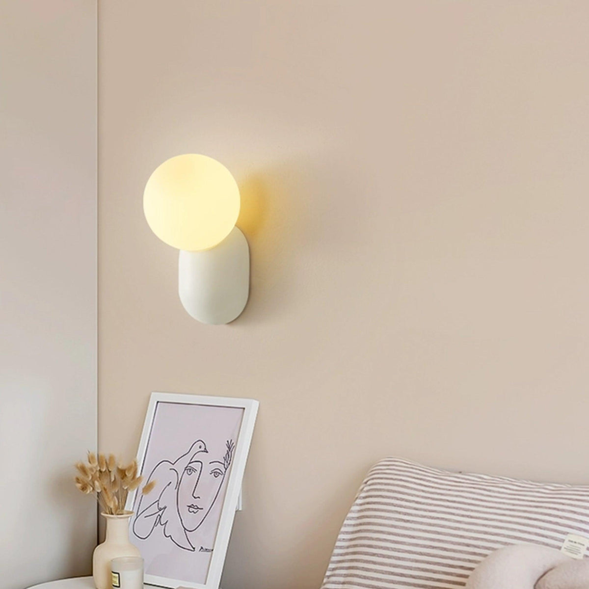 Nelo Minimalistische Wandleuchte mit Kugelschirm