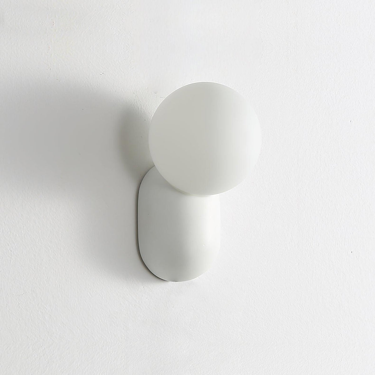 Nelo Minimalistische Wandleuchte mit Kugelschirm
