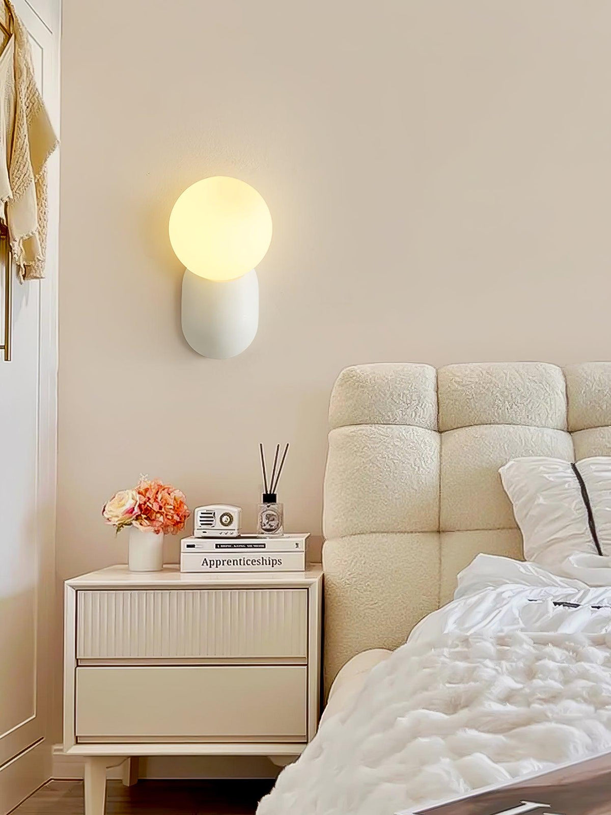 Nelo Minimalistische Wandleuchte mit Kugelschirm