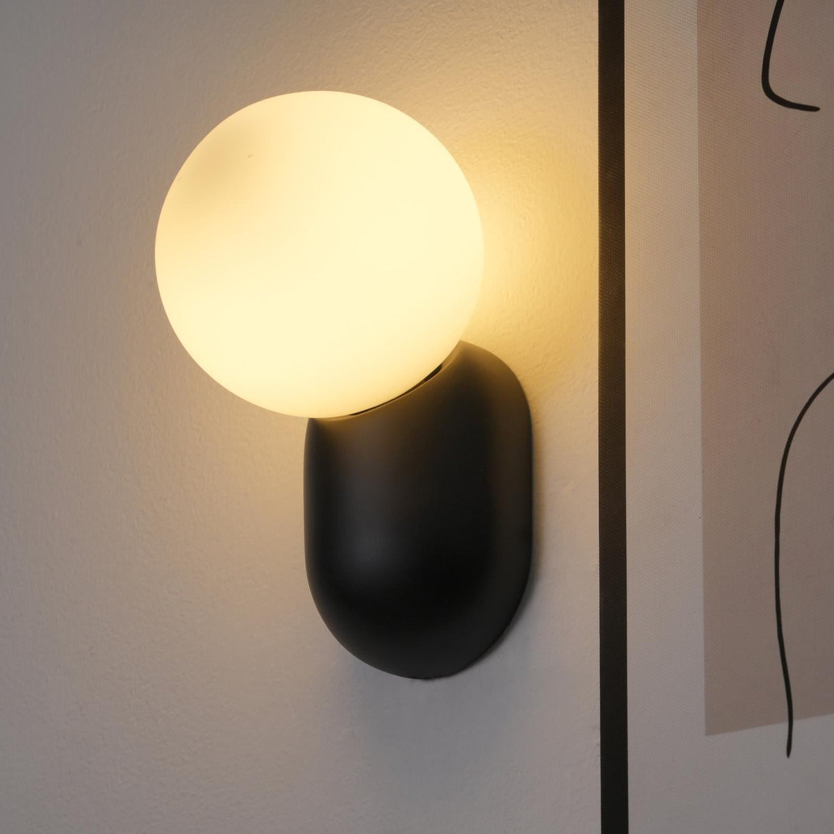 Nelo Minimalistische Wandleuchte mit Kugelschirm