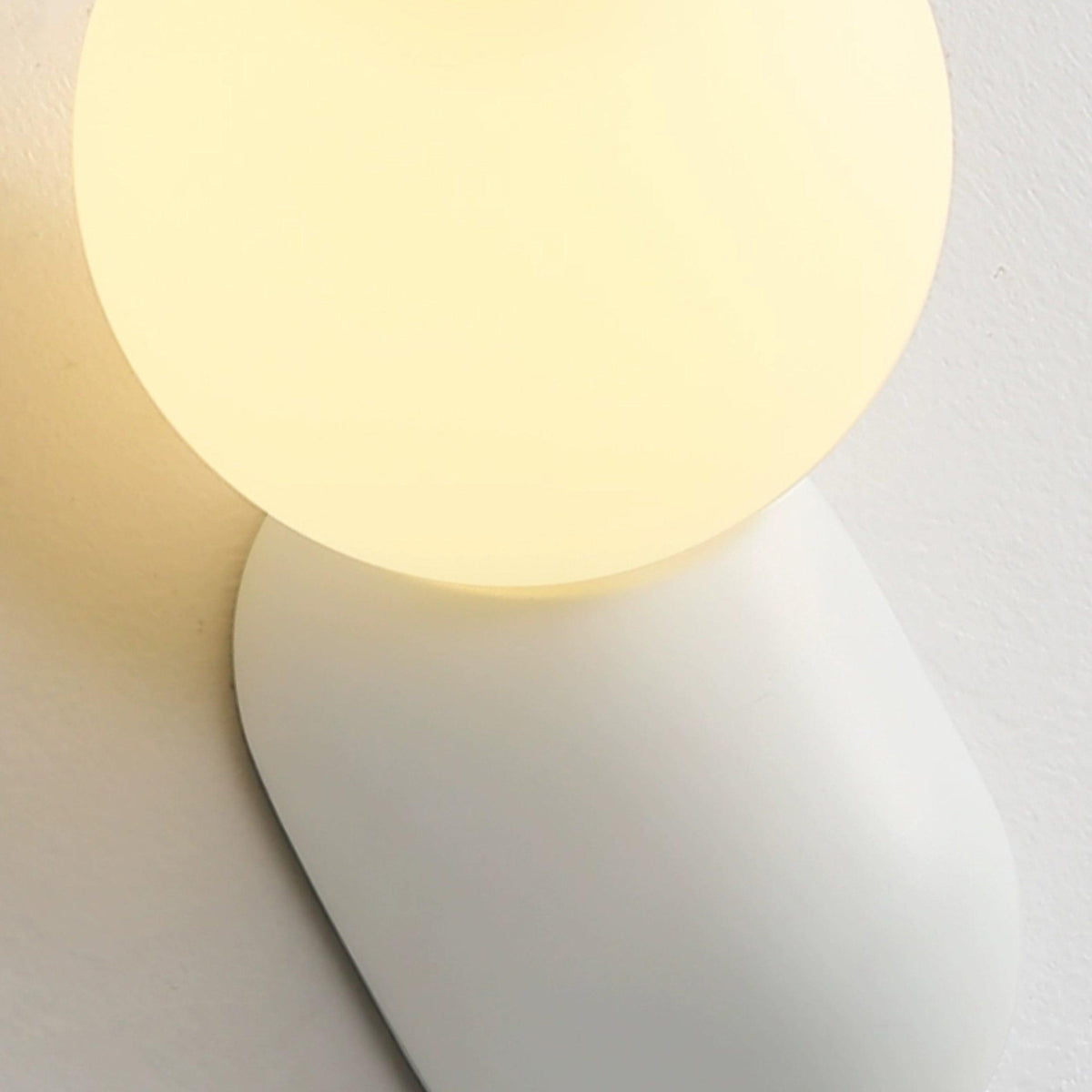 Nelo Minimalistische Wandleuchte mit Kugelschirm