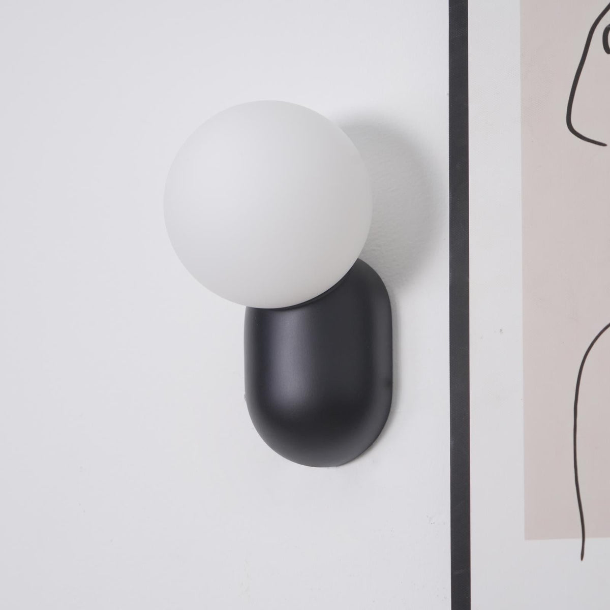 Nelo Minimalistische Wandleuchte mit Kugelschirm