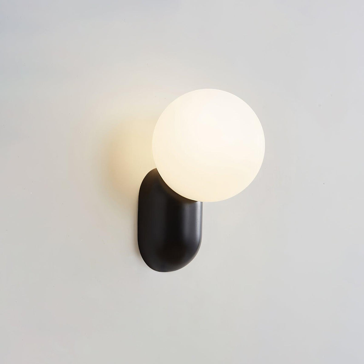 Nelo Minimalistische Wandleuchte mit Kugelschirm