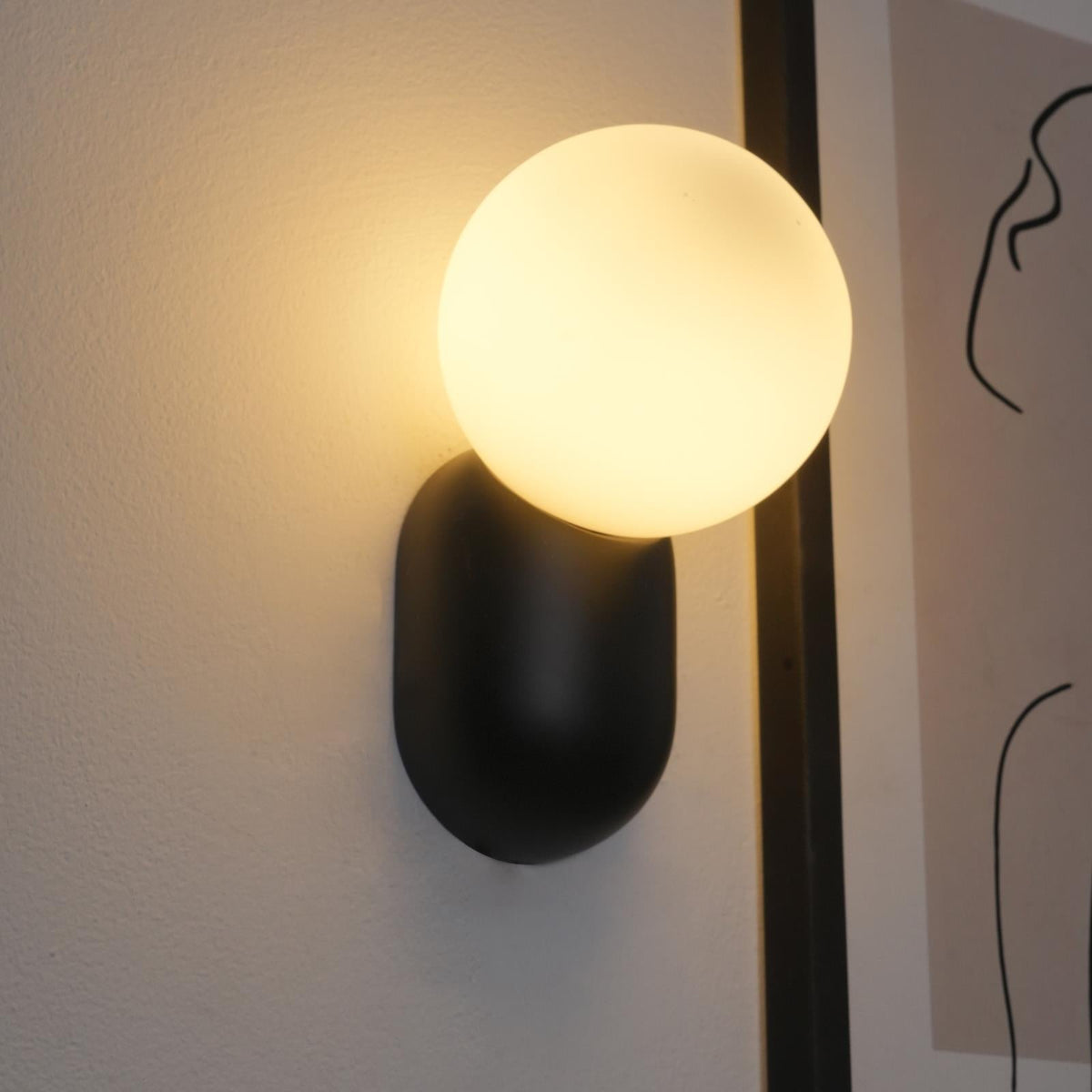 Nelo Minimalistische Wandleuchte mit Kugelschirm