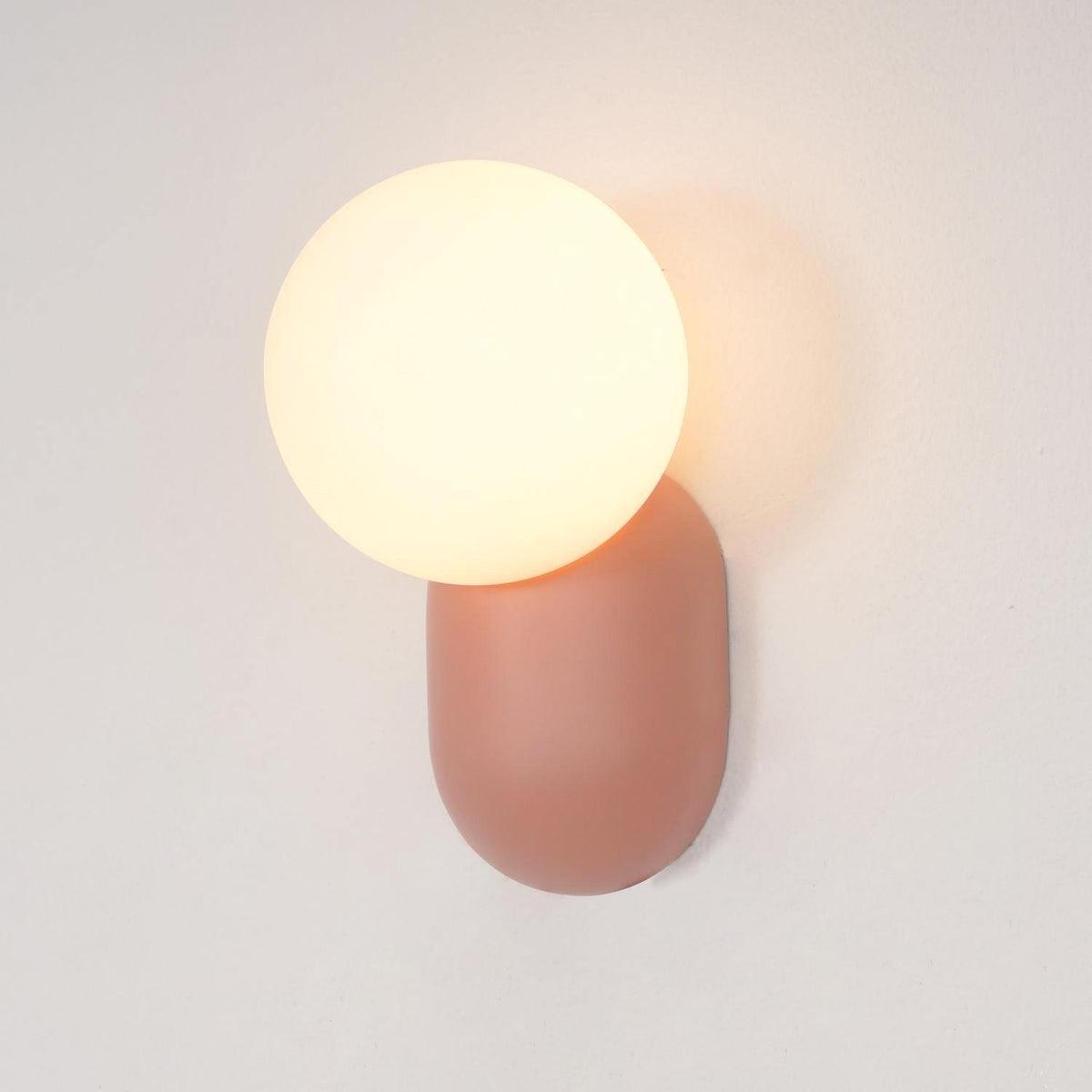 Nelo Minimalistische Wandleuchte mit Kugelschirm