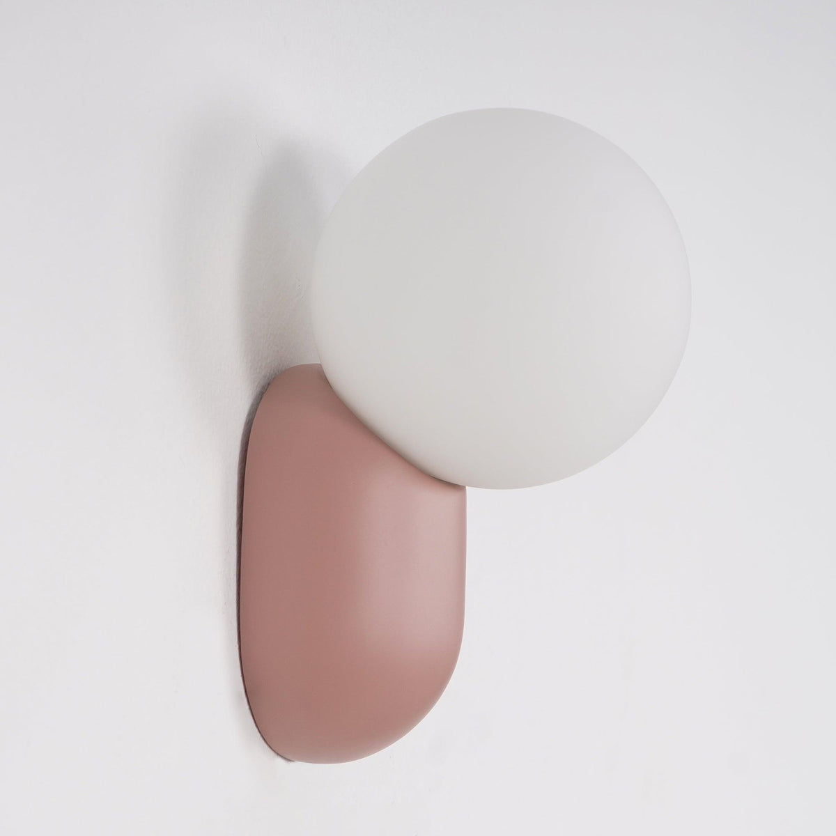 Nelo Minimalistische Wandleuchte mit Kugelschirm