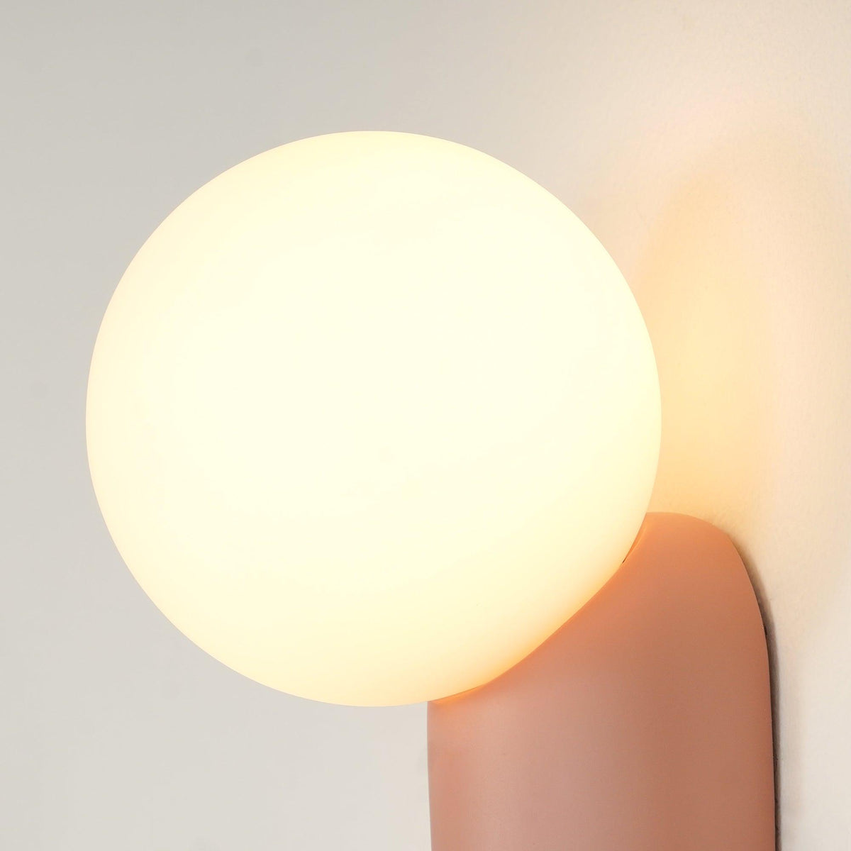 Nelo Minimalistische Wandleuchte mit Kugelschirm
