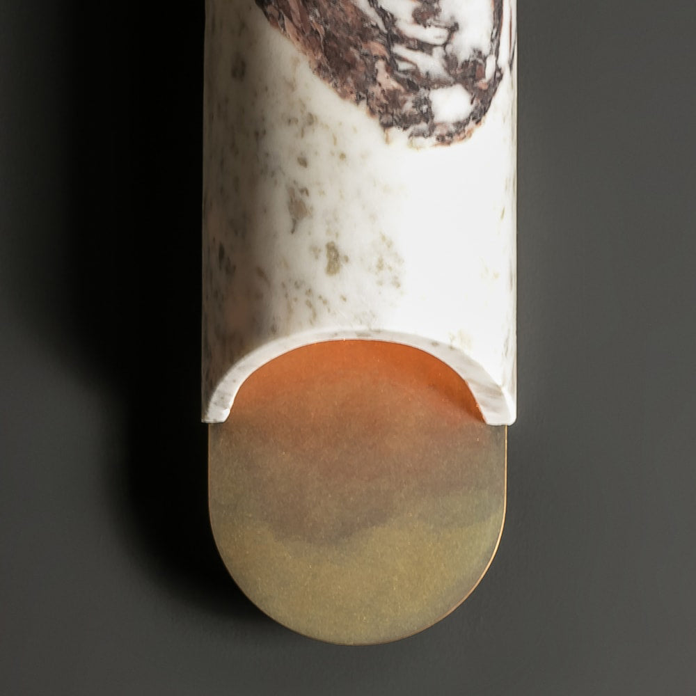 Capsule Wandleuchte aus gelbem Travertin-Marmor in Messing