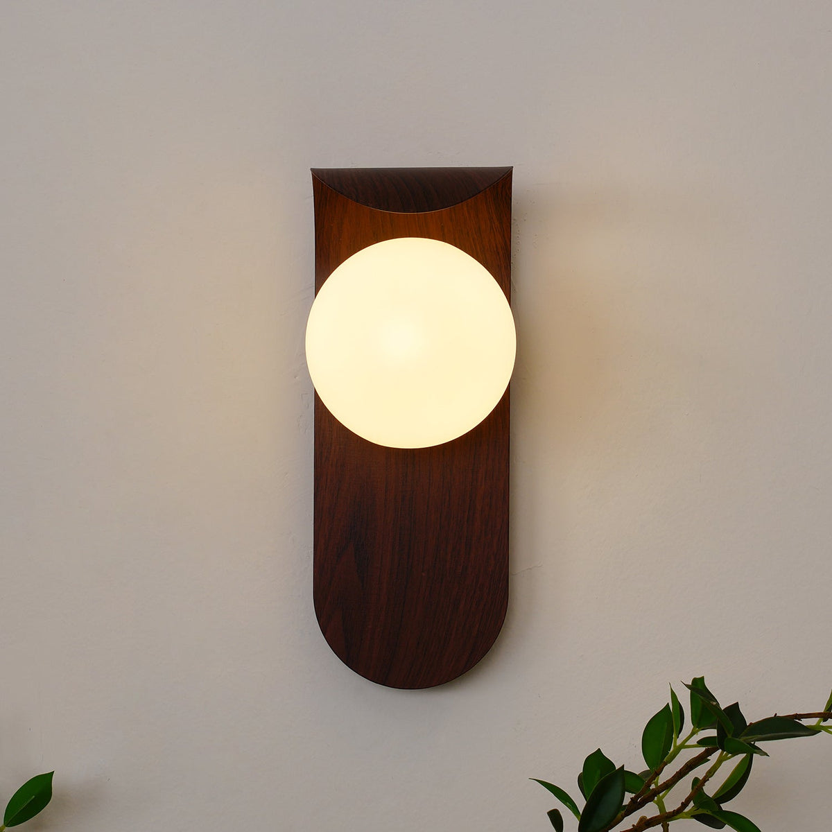 Exuro Wandleuchte für den Innenbereich aus Holzfarbe / Walnussfarben