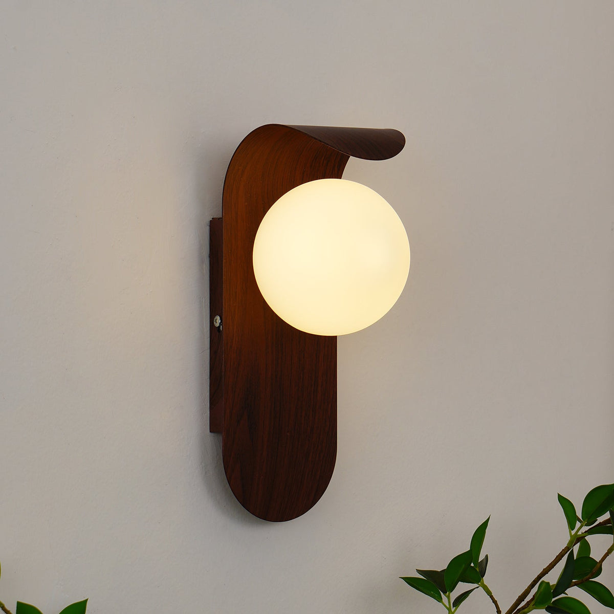 Exuro Wandleuchte für den Innenbereich aus Holzfarbe / Walnussfarben