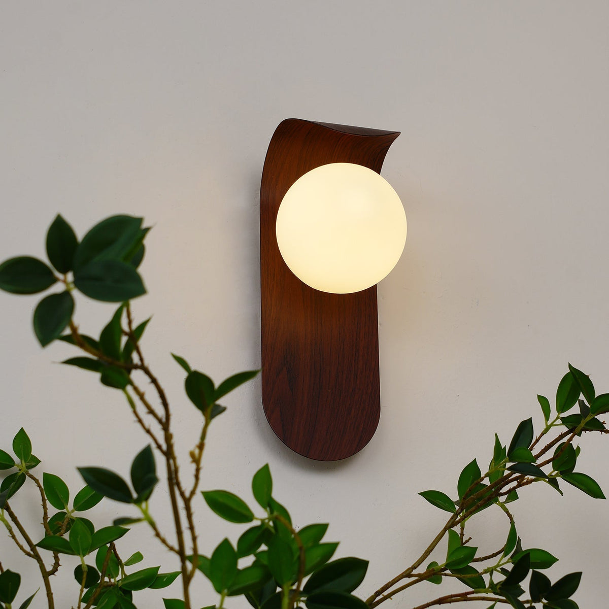 Exuro Wandleuchte für den Innenbereich aus Holzfarbe / Walnussfarben