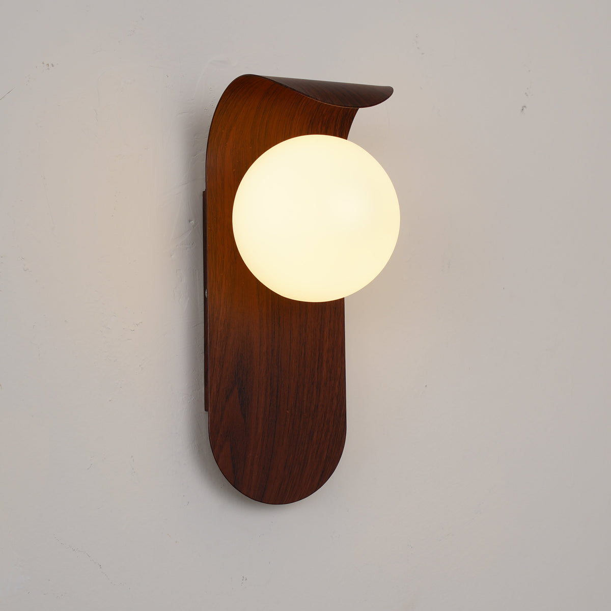 Exuro Wandleuchte für den Innenbereich aus Holzfarbe / Walnussfarben