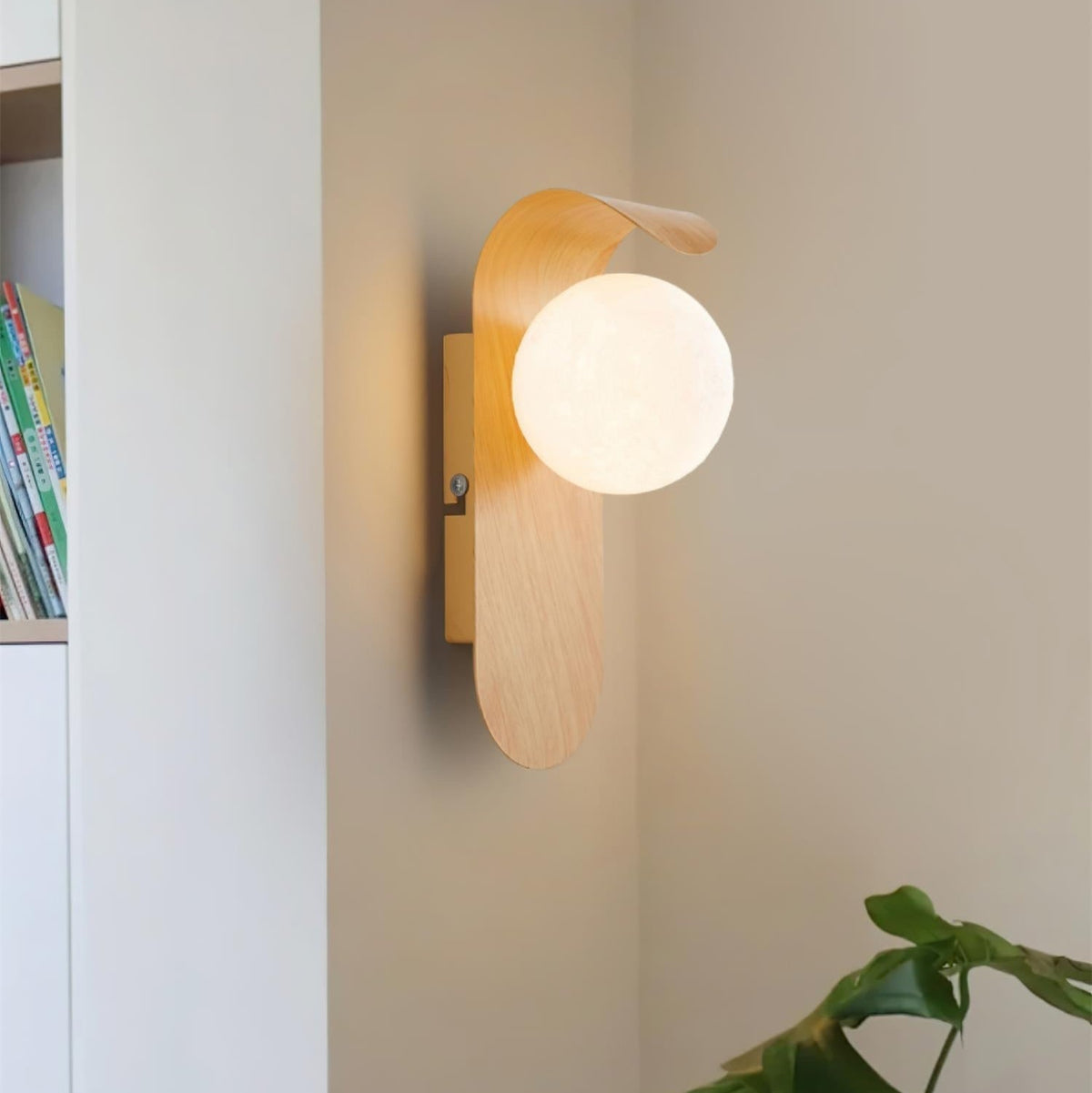 Exuro Wandleuchte für den Innenbereich aus Holzfarbe / Walnussfarben