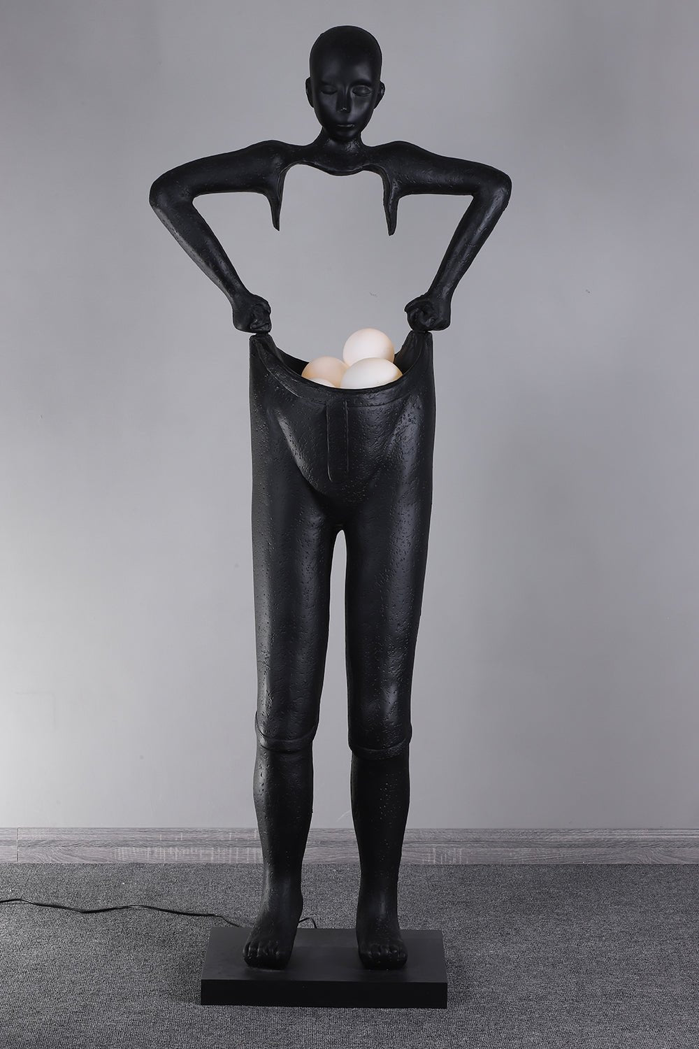 Vamiryra Stehleuchte in Schwarz