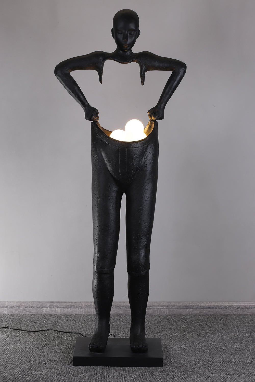Vamiryra Stehleuchte in Schwarz