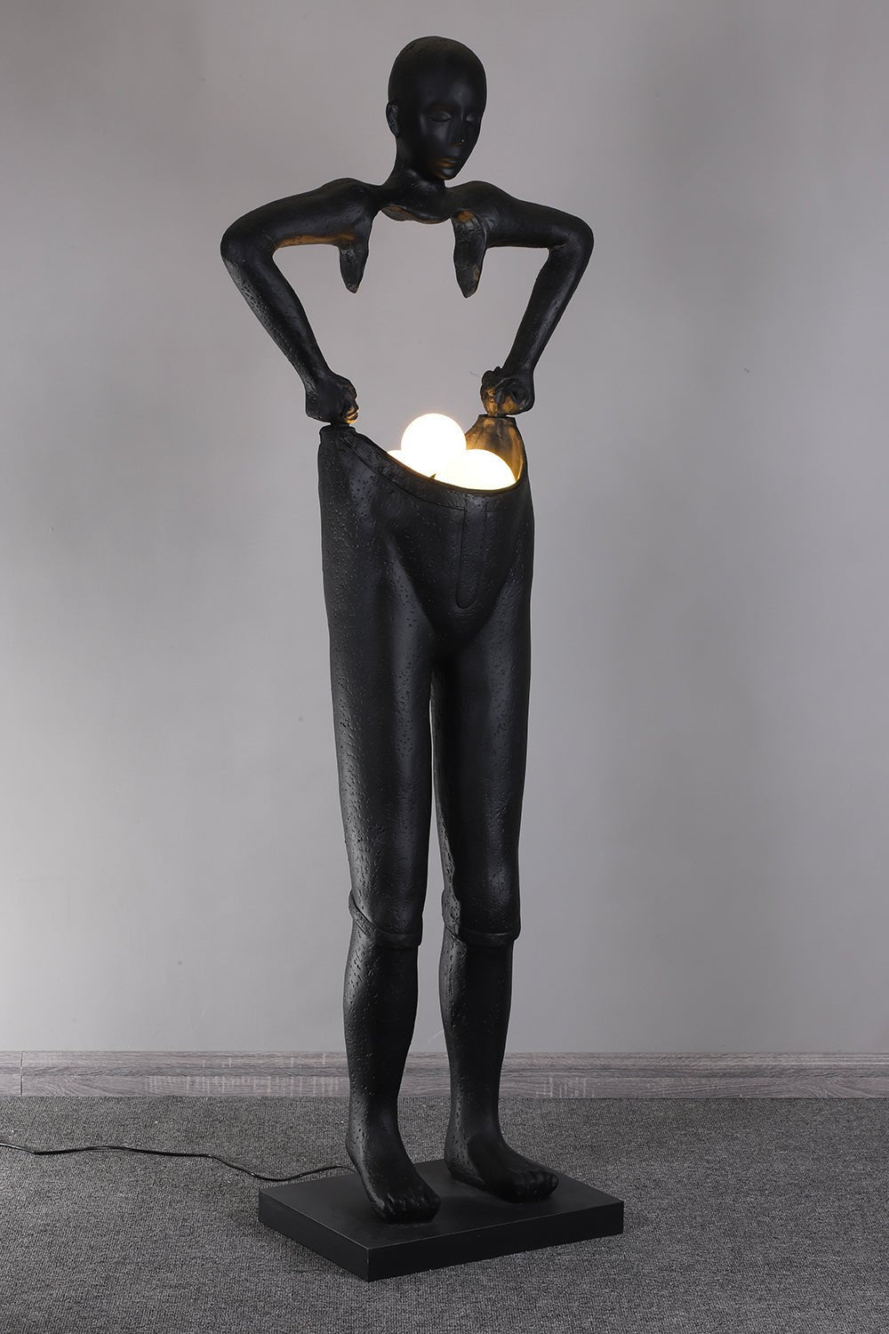 Vamiryra Stehleuchte in Schwarz